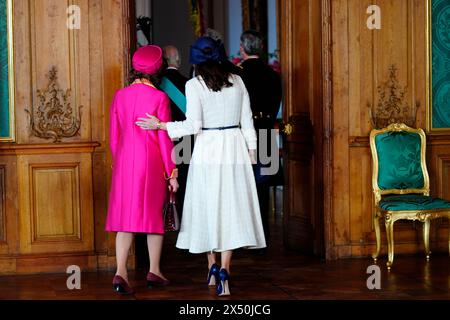 Stockholm, Swden. Mai 2024. Königin Maria von Dänemark und Königin Silvia von Schweden während der Begrüßungszeremonie in Stockholm, Schweden, Montag, 6. Mai 2024. Bei der Ankunft wird das königliche Paar von König Carl XVI. Gustaf und Königin Silvia empfangen. Montag und Dienstag wird das dänische Königspaar seinen ersten Staatsbesuch in Schweden machen. Während des Staatsbesuchs trifft das Königspaar unter anderem dänische und schwedische Astronauten, besucht die Flottenstation Berga und nimmt an einem Galadinner im Königlichen Palast Teil. Quelle: Ritzau/Alamy Live News Stockfoto