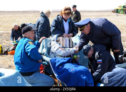 KAZ, KASACHSTAN : an der Landezone der Sojus-Kapsel : Kosmonaut Yuri LONCHAKOV wird nach der Landung betreut , 08.04.2009 KAZ, KASACHSTAN : Astronaut Yuri LONCHAKOV wird nach der Landung der Sojus-Kapsel von Beamten und Krankenschwestern begrüßt , 08.04.2009 *** KAZ, KASACHSTAN in der Landezone der Sojus-Kapsel wird der Kosmonaut Yuri LONCHAKOV von Beamten und Krankenschwestern begrüßt nach der Landung der Sojus-Kapsel 08 04 2009 KAZ, KASACHSTAN der Astronaut Yuri LONCHAKOV wird nach der Landung der Sojus-Kapsel von Beamten und Krankenschwestern begrüßt . 08 04 2009 Stockfoto