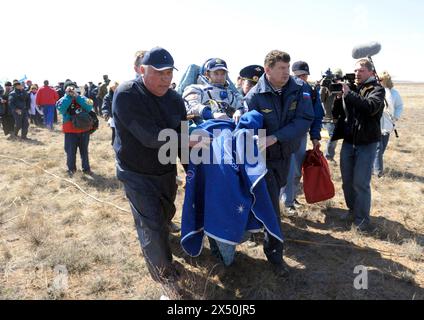 KAZ, KASACHSTAN : an der Landezone der Sojus-Kapsel : Kosmonaut Yuri LONCHAKOV wird nach der Landung betreut und zum Arztzelt getragen , 08.04.2009 KAZ, KASACHSTAN : der Astronaut Yuri LONCHAKOV wird nach der Landung der Sojus-Kapsel von Beamten und Krankenschwestern ins medizinische Zelt gebracht . 08.04.2009 *** KAZ, KASACHSTAN an der Landezone der Sojus-Kapsel wird Cosmonaut Yuri LONCHAKOV nach der Landung betreut und zum medizinischen Zelt getragen , 08 04 2009 KAZ, KASACHSTAN der Astronaut Juri LONCHAKOV wird nach der Landung der Sojus-Kappe von Beamten und Krankenschwestern zum Zelt getragen Stockfoto