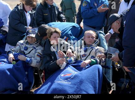 KAZ, KASACHSTAN : an der Landezone der Sojus-Kapsel : Kosmonauten Yuri LONCHAKOV und Michael FINCKE werden nach der Landung betreut , 08.04.2009 KAZ, KASACHSTAN : die Astronauten Yuri LONCHAKOV und Michael FINCKE werden nach der Landung der Sojus-Kapsel von Beamten und Krankenschwestern begrüßt , 08.04.2009 *** KAZ, KASACHSTAN in der Landezone der Sojus-Kapsel werden die Kosmonauten Yuri LONCHAKOV und Michael FINCKE von Beamten und Krankenschwestern begrüßt nach der Landung der Sojus-Kapsel werden 08 04 2009 KAZ die KASACHISCHEN Astronauten Yuri LONCHAKOV und Michael FINCKE von Beamten und nu begrüßt Stockfoto