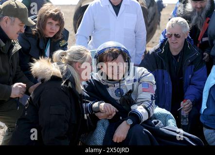 KAZ, KASACHSTAN : an der Landezone der Sojus-Kapsel : Kosmonaut Charles SIMONYI wird nach der Landung betreut und von seiner Frau Lisa begruesst , 08.04.2009 KAZ, KASACHSTAN : der Astronaut Charles SIMONYI wird nach der Landung der Sojus-Kapsel von seiner Frau Lisa, Beamten und Krankenschwestern begrüßt . 08.04.2009 *** KAZ, KASACHSTAN an der Landezone der Sojus-Kapsel wird Cosmonaut Charles SIMONYI nach der Landung von seiner Frau Lisa betreut und von ihm begrüßt , 08 04 2009 KAZ, KASACHSTAN der Astronaut Charles SIMONYI wird von seiner Frau Lisa begrüßt . Beamte und Krankenschwestern nach der Landung der Soja Stockfoto