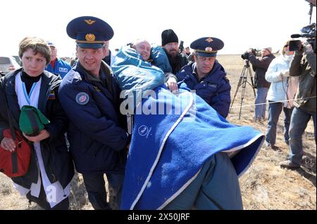 KAZ, KASACHSTAN : an der Landezone der Sojus-Kapsel : Kosmonaut Michael FINCKE wird nach der Landung betreut und zum Arztzelt getragen , 08.04.2009 KAZ, KASACHSTAN : der Astronaut Michael FINCKE wird nach der Landung der Sojus-Kapsel von Beamten und Krankenschwestern ins medizinische Zelt gebracht . 08.04.2009 *** KAZ, KASACHSTAN an der Landezone der Sojus-Kapsel wird Kosmonaut Michael FINCKE nach der Landung betreut und zum medizinischen Zelt getragen , 08 04 2009 KAZ, der KASACHISCHE Astronaut Michael FINCKE wird nach der Landung der Sojus-Kappe von Beamten und Krankenschwestern zum Zelt getragen Stockfoto