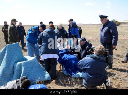 KAZ, KASACHSTAN : an der Landezone der Sojus-Kapsel : Kosmonaut Yuri LONCHAKOV wird nach der Landung betreut , 08.04.2009 KAZ, KASACHSTAN : Astronaut Yuri LONCHAKOV wird nach der Landung der Sojus-Kapsel von Beamten und Krankenschwestern begrüßt , 08.04.2009 *** KAZ, KASACHSTAN in der Landezone der Sojus-Kapsel wird der Kosmonaut Yuri LONCHAKOV von Beamten und Krankenschwestern begrüßt nach der Landung der Sojus-Kapsel 08 04 2009 KAZ, KASACHSTAN der Astronaut Yuri LONCHAKOV wird nach der Landung der Sojus-Kapsel von Beamten und Krankenschwestern begrüßt . 08 04 2009 Stockfoto