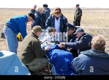 KAZ, KASACHSTAN : an der Landezone der Sojus-Kapsel : Kosmonaut Yuri LONCHAKOV wird nach der Landung betreut , 08.04.2009 KAZ, KASACHSTAN : Astronaut Yuri LONCHAKOV wird nach der Landung der Sojus-Kapsel von Beamten und Krankenschwestern begrüßt , 08.04.2009 *** KAZ, KASACHSTAN in der Landezone der Sojus-Kapsel wird der Kosmonaut Yuri LONCHAKOV von Beamten und Krankenschwestern begrüßt nach der Landung der Sojus-Kapsel 08 04 2009 KAZ, KASACHSTAN der Astronaut Yuri LONCHAKOV wird nach der Landung der Sojus-Kapsel von Beamten und Krankenschwestern begrüßt . 08 04 2009 Stockfoto