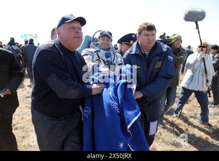 KAZ, KASACHSTAN : an der Landezone der Sojus-Kapsel : Kosmonaut Yuri LONCHAKOV wird nach der Landung betreut und zum Arztzelt getragen , 08.04.2009 KAZ, KASACHSTAN : der Astronaut Yuri LONCHAKOV wird nach der Landung der Sojus-Kapsel von Beamten und Krankenschwestern ins medizinische Zelt gebracht . 08.04.2009 *** KAZ, KASACHSTAN an der Landezone der Sojus-Kapsel wird Cosmonaut Yuri LONCHAKOV nach der Landung betreut und zum medizinischen Zelt getragen , 08 04 2009 KAZ, KASACHSTAN der Astronaut Juri LONCHAKOV wird nach der Landung der Sojus-Kappe von Beamten und Krankenschwestern zum Zelt getragen Stockfoto