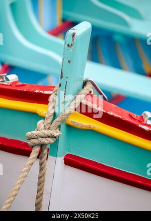 Eine Nahaufnahme der lebendigen Details eines Bugs eines maltesischen Luzzu-Fischerbootes im traditionellen Fischerdorf Marsaxlokk. Stockfoto