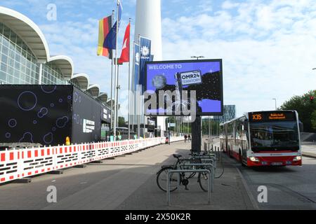 Auf einer digitalen Anzeigetafel bei den Messehallen wird auf das am Dienstag beginnende Digitalevent OMR Festival hingewiesen. Sternschanze Hamburg *** Eine digitale Anzeigetafel in der Nähe der Messehallen wird ab Dienstag die digitale Veranstaltung des OMR Festivals ausstellen Sternschanze Hamburg Stockfoto