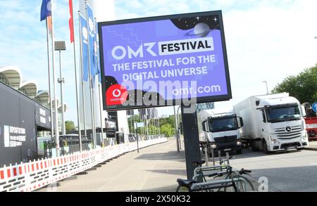 Auf einer digitalen Anzeigetafel bei den Messehallen wird auf das am Dienstag beginnende Digitalevent OMR Festival hingewiesen. Sternschanze Hamburg *** Eine digitale Anzeigetafel in der Nähe der Messehallen wird ab Dienstag die digitale Veranstaltung des OMR Festivals ausstellen Sternschanze Hamburg Stockfoto