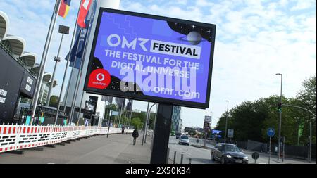 Auf einer digitalen Anzeigetafel bei den Messehallen wird auf das am Dienstag beginnende Digitalevent OMR Festival hingewiesen. Sternschanze Hamburg *** Eine digitale Anzeigetafel in der Nähe der Messehallen wird ab Dienstag die digitale Veranstaltung des OMR Festivals ausstellen Sternschanze Hamburg Stockfoto