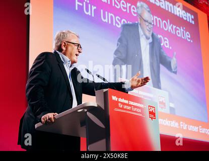 Nicolas Schmit, luxemburgischer Politiker und Spitzenkandidat der Sozialdemokratischen Partei Europas für die Europawahl, aufgenommen beim Sozialdemokratischen Demokratiekongress von SPD und SPE mit dem Motto Wir stehen zusammen für unser Europa in Berlin, 04.05.2024. Berlin Deutschland *** Nicolas Schmit, luxemburgischer Politiker und Spitzenkandidat der Sozialdemokratischen Partei Europas für die Europawahlen, aufgenommen auf dem sozialdemokratischen Kongress von SPD und SPE unter dem Motto Wir stehen zusammen für unser Europa in Berlin, 04 05 2024 Berlin Deutschland Copyright: xphotothek.dex Stockfoto