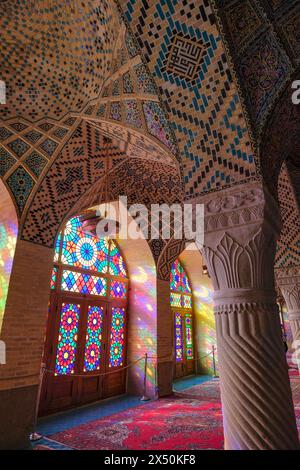 Shiraz, Iran – 17. März 2024: Die Nasir al-Mulk-Moschee, auch bekannt als die Rosa Moschee in Shiraz, Iran. Stockfoto