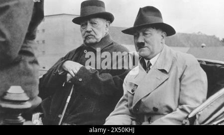 PAUL von HINDENBURG links als Bundespräsident mit Adolf Hitler 1933 Stockfoto