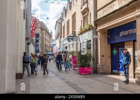 Petty Cury eine geschäftige Fußgängerzone in Cambridge, in der Leute an Geschäften vorbeilaufen. England, Großbritannien Stockfoto