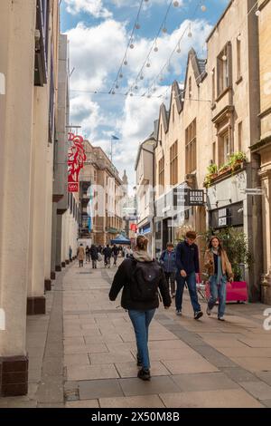 Petty Cury eine geschäftige Fußgängerzone in Cambridge, in der Leute an Geschäften vorbeilaufen. England, Großbritannien Stockfoto