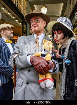 PIC Shows: 4. Grand Flaneur Walk am Sonntag, 5. Mai 2024. Neben der Statue von Beau Brummell in der Jermyn Street, London W1, heute Dandies Stockfoto