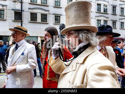 PIC Shows: 4. Grand Flaneur Walk am Sonntag, 5. Mai 2024. Neben der Statue von Beau Brummell in der Jermyn Street, London W1, heute Dandies Stockfoto