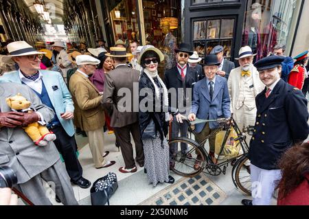 PIC Shows: 4. Grand Flaneur Walk am Sonntag, 5. Mai 2024. Neben der Statue von Beau Brummell in der Jermyn Street, London W1, heute Dandies Stockfoto