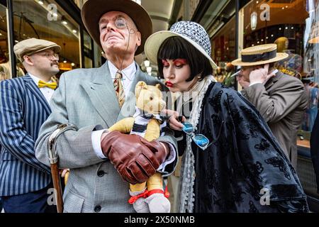 PIC Shows: 4. Grand Flaneur Walk am Sonntag, 5. Mai 2024. Neben der Statue von Beau Brummell in der Jermyn Street, London W1, heute Dandies Stockfoto