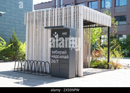 Kiew, Ukraine - Mai 2024. Automatisierte Poststation mit Nova poshta-Branding auf dem Gebiet des Business Centers. Postzustellung und Postdienst Stockfoto