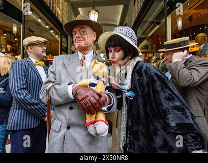 PIC Shows: 4. Grand Flaneur Walk am Sonntag, 5. Mai 2024. Neben der Statue von Beau Brummell in der Jermyn Street, London W1, heute Dandies Stockfoto