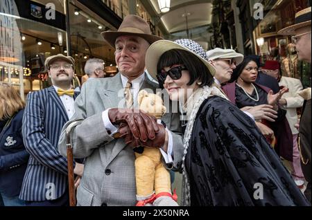 PIC Shows: 4. Grand Flaneur Walk am Sonntag, 5. Mai 2024. Neben der Statue von Beau Brummell in der Jermyn Street, London W1, heute Dandies Stockfoto