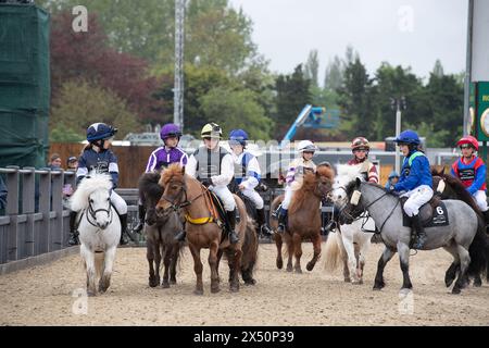 Windsor, Berkshire, Großbritannien. Mai 2024. Der Defender Shetland Pony Grand National bei der Royal Windsor Horse Show auf dem privaten Gelände von Windsor Castle. Kredit: Maureen McLean/Alamy Stockfoto