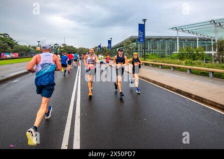 Sydney Australien 05. Mai 2024 HOKA Runaway Sydney Half Marathon 2024. Läufer in beide Richtungen laufen in der Nähe des neuen Sydney Modern Project (Galerie) Stockfoto