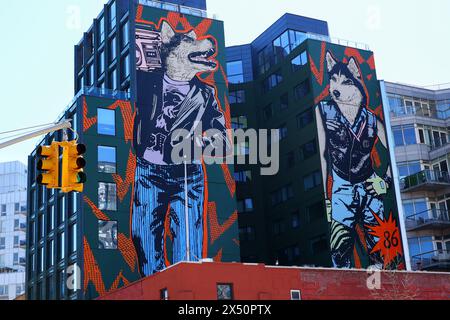 New York, USA. April 2023. Riesige Zwillingshunde im Green House auf der Lower East Side. Straßenszenen, Gebäude. Hinweis: Nidpor/Alamy Live News Stockfoto