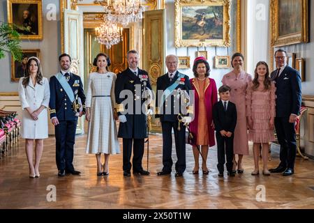 Prinzessin Sofia, Prinz Carl Philipp, Königin Maria, König Friedrich XVI., König Carl XVI Gustaf, Königin Silvia, Prinz Oscar, Kronprinzessin Victoria, Prinzessin Estelle und Prinz Daniel posieren für ein Familienbild im Königlichen Palast in Stockholm am Montag, 6. Mai 2024. Montags und dienstags besucht das dänische Königspaar Schweden zum ersten Mal. Während des Staatsbesuchs trifft das königliche Paar dänische und schwedische Astronauten, besucht die Flottenstation Berga und nimmt an einem Galadinner im Königlichen Palast Teil. (Foto: Ida Marie Odgaard/Ritzau Scanpix) Stockfoto