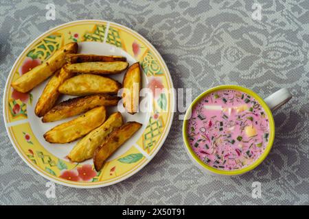 Eine Schüssel beliebte litauische kalte Rote-Bete-Suppe Saltibarsciai mit gebackenen Kartoffelscheiben Stockfoto