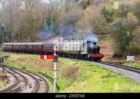 Kleiner Praire-Tank-Motor der Klasse 4575 Nr. 5541 (Baujahr 1928), der einen Touristenzug auf der Dean Forest Railway in Richtung Norchard Station in Lydney (Glo) zieht Stockfoto