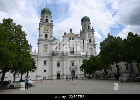 Passau ist eine kreisfreie Universitätsstadt im Regierungsbezirk Niederbayern in Ostbayern. Sie liegt an der Grenze zu Österreich sowie am Zusammenfluss von Donau, Inn und Ilz und wird auch Dreiflüssestadt genannt. Mit rund 53,000 Einwohnern ist Passau nach Landshut die zweitgrösste Stadt des Regierungsbezirks. Foto: Dom St. Stephan. Der Passauer Dom ist einer der grössten Dome mit dem grössten barocken Kircheninnenraum nördlich der Alpen *** Passau ist eine unabhängige Universitätsstadt im Regierungsbezirk Niederbayern in Ostbayern und liegt an der Grenze zu Austr Stockfoto