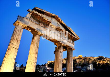 Ruinen der römischen Agora in der Nähe von Plaka mit Akropolis-Hügel im Hintergrund - Athen, Griechenland, 3. März 2006. Stockfoto