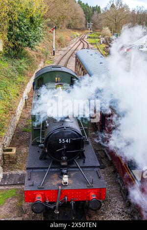 Neupositionierung des kleinen Praire-Tankmotors der Klasse 4575 5541 (erbaut 1928) auf einem Touristenzug der Dean Forest Railway an der Whitecroft Station, Glos. UK Stockfoto