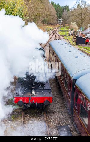 Neupositionierung des kleinen Praire-Tankmotors der Klasse 4575 5541 (erbaut 1928) auf einem Touristenzug der Dean Forest Railway an der Whitecroft Station, Glos. UK Stockfoto