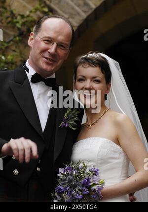 Aktenfoto vom 07/03 des damaligen schottischen Schattenministers John Swinney MSP und seiner neuen Frau BBC-Korrespondentin Elizabeth Quigley verlassen die Saint Peter's Parish Church in Morningside, Edinburgh, nach ihrer Hochzeit. Der ehemalige schottische stellvertretende erste Minister John Swinney wurde als neuer Führer der SNP bestätigt - ohne dass andere mögliche Kandidaten ihn um die Position herausfordern würden. Ausgabedatum: Montag, 6. Mai 2024. Stockfoto