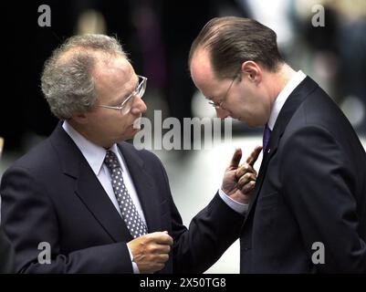 Aktenfoto vom 06/01 des damaligen schottischen Ersten Ministers Henry McLeish (links) im Gespräch mit dem Vorsitzenden der schottischen Nationalpartei John Swinney vor dem schottischen parlament in Edinburgh vor einem Besuch des südafrikanischen Präsidenten Mbeki. Der ehemalige schottische stellvertretende erste Minister John Swinney wurde als neuer Führer der SNP bestätigt - ohne dass andere mögliche Kandidaten ihn um die Position herausfordern würden. Ausgabedatum: Montag, 6. Mai 2024. Stockfoto