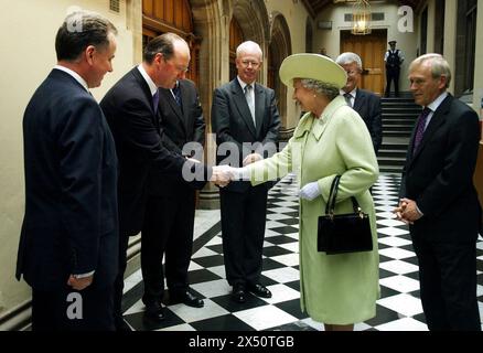 Aktenfoto vom 06/03 von Königin Elisabeth II. In Begleitung des Vorsitzenden George Reid (rechts) schüttelt dem Vorsitzenden der schottischen Nationalpartei John Swinney im schottischen Parlament in Edinburgh die Hand, der ehemalige schottische stellvertretende erste Minister John Swinney wurde als neuer Führer der SNP bestätigt - ohne dass andere mögliche Kandidaten ihn um die Position herausfordern würden. Ausgabedatum: Montag, 6. Mai 2024. Stockfoto