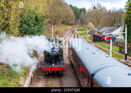 Neupositionierung des kleinen Praire-Tankmotors der Klasse 4575 5541 (erbaut 1928) auf einem Touristenzug der Dean Forest Railway an der Whitecroft Station, Glos. UK Stockfoto