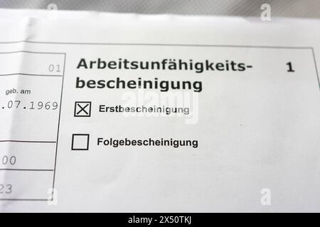 Krankmeldung / Gelber Schein *** kranker Hinweis gelber Beleg Copyright: XLobeca/RHx Stockfoto