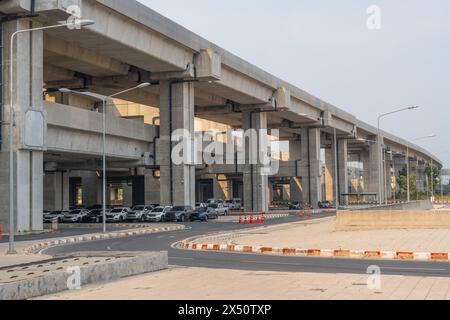 Unter der Schnellstraße der Brücke. Parkplatz für Autos unter der Überführung. Stockfoto