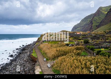 Achadas da Cruz, Madeira, Portugal. Das kleine Küstendorf mit der steilsten Seilbahn Europas. Drohnenansicht aus der Luft Stockfoto
