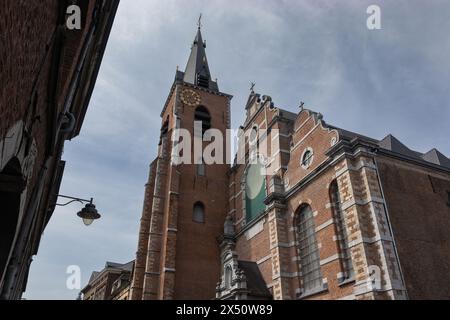 Die Außenfassade der Kirche Saint-Nicolas-en-Havré aus dem 18. Jahrhundert in Mons, Provinz Hennegau in Belgien Stockfoto