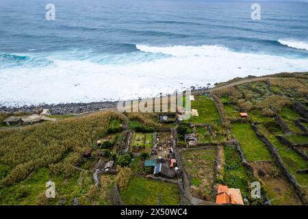 Achadas da Cruz, Madeira, Portugal. Das kleine Küstendorf mit der steilsten Seilbahn Europas. Drohnenansicht aus der Luft Stockfoto