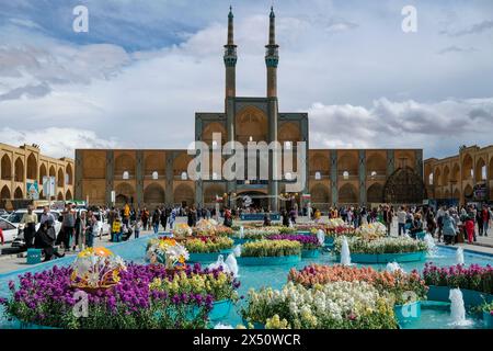 Yazd, Iran - 25. März 2024: Der Amir Chakhmaq-Komplex ist eine historische Moschee aus der Timuridenzeit in Yazd, Iran. Stockfoto