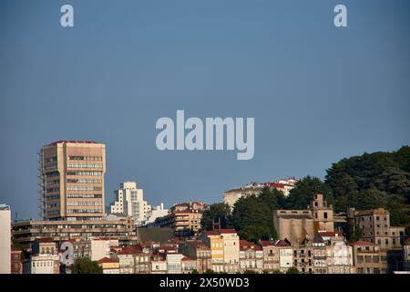 Blick von den Berbes auf das Gebäude des Stadtrats von Vigo und das Gebäude der Justizstadt, ehemaliges Xeral Hostel in Vigo, Pontevedra, Galicien, Spanien Stockfoto