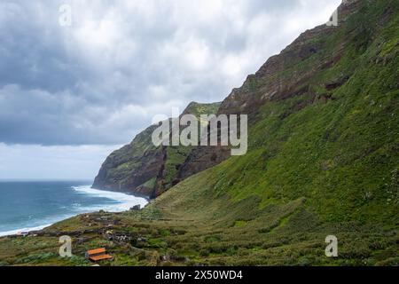 Achadas da Cruz, Madeira, Portugal. Das kleine Küstendorf mit der steilsten Seilbahn Europas. Drohnenansicht aus der Luft Stockfoto