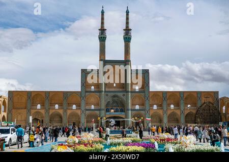 Yazd, Iran - 25. März 2024: Der Amir Chakhmaq-Komplex ist eine historische Moschee aus der Timuridenzeit in Yazd, Iran. Stockfoto