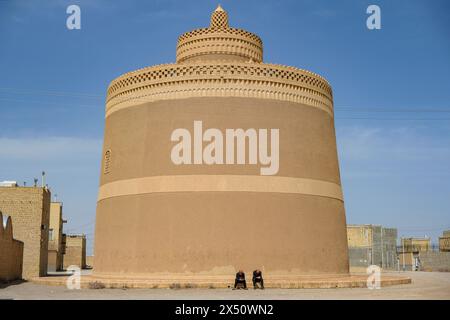 Varzaneh, Iran - 28. März 2024: Altes Ziegeltaubenhaus in Varzaneh, Iran. Stockfoto