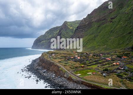 Achadas da Cruz, Madeira, Portugal. Das kleine Küstendorf mit der steilsten Seilbahn Europas. Drohnenansicht aus der Luft Stockfoto